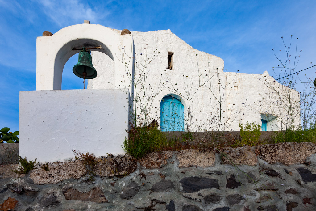 A chapel near the sports ground at Mandraki. (Photo: Tobias Schorr)