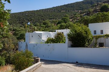 The beautiful monastery Panagia Kera on the slopes of Nisyros. (Photo: Tobias Schorr)