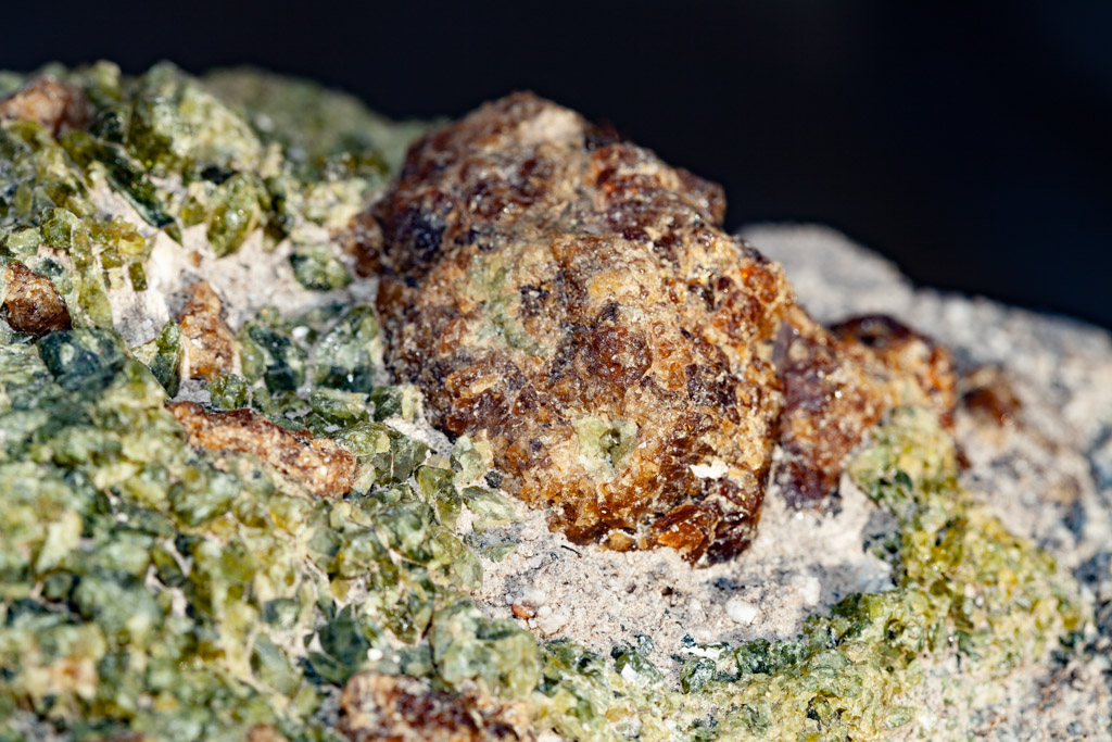 A close-up of the huge garnet crystal. (Photo: Tobias Schorr)