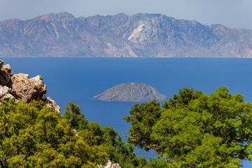 Le volcan Strongyli et en arrière-plan l'île de Kos. (Photo: Tobias Schorr)