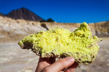 Sulphur from the Stefanos crater. (Photo: Tobias Schorr)