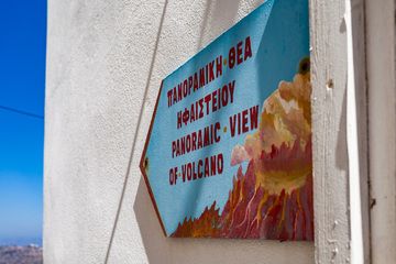Sign towards the scenic view into the caldera of Nisyros. (Photo: Tobias Schorr)