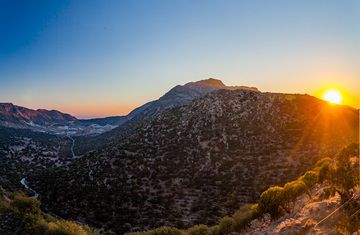 Sunset over the volcanic caldera of Nisyros. (Photo: Tobias Schorr)