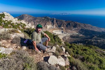 Our guide Tobias Schorr and a view towards the volcanic caldera of Nisyros island. (Photo: Tobias Schorr)