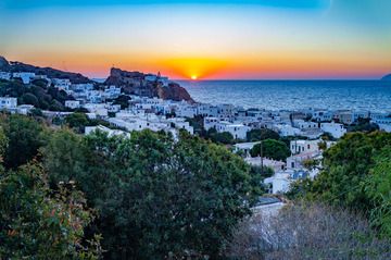 Sonnenuntergang über dem Dorf Mandraki auf der Insel Nisyros. (Photo: Tobias Schorr)