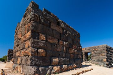The ancient fortification Paliokastro at Mandraki on Nisyros island. (Photo: Tobias Schorr)
