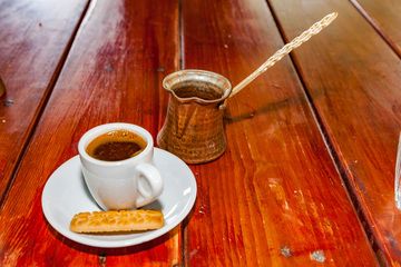 A typical "Greek" coffee in the café of Zia. (Photo: Tobias Schorr)
