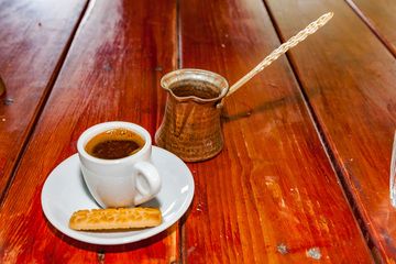 Un café typiquement "grec" au café de Zia. (Photo: Tobias Schorr)