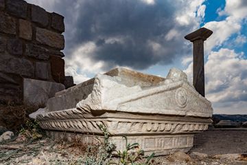 Ancient parts at Agios Stefanos. (Photo: Tobias Schorr)