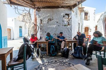 Groupe faisant une pause dans le village d'Emporio (Photo: Tobias Schorr)