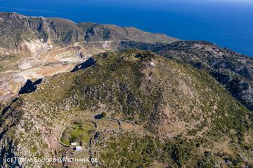 The lavadome Profitis Ilias, the "hanging garden of Diavatis" and the caldera of Nisyros. (Photo: Tobias Schorr)