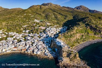 Mandraki village and the monastery of Panagia Spiliani. (Photo: Tobias Schorr)