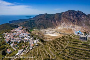 Das Dorf Nikia, die Caldera und der Lavadom von Proftitis Ilias. (Photo: Tobias Schorr)