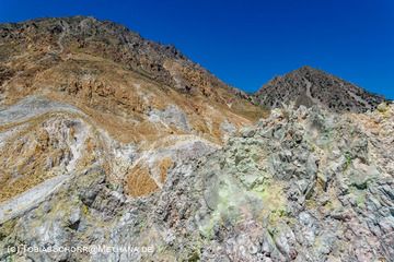 The lavadome Polyvotis and some strong fumaroles on its summit. (Photo: Tobias Schorr)