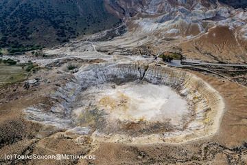 The hydrothermal-explosion crater in the caldera of Nisyros. (Photo: Tobias Schorr)