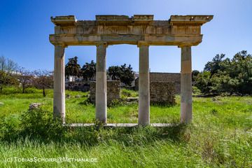 Partie d'une stoa à colonnes mal restaurée dans les fouilles occidentales de la ville de Kos. La plupart des bâtiments ont été détruits lors du dernier tremblement de terre de 2017. (Photo: Tobias Schorr)