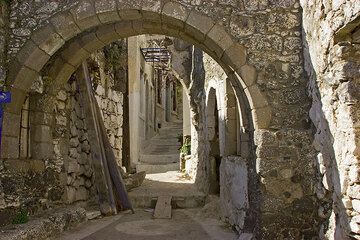 Arches sur une rue du village d'Emborion. (Photo: Tom Pfeiffer)