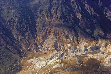 Les parois intérieures de la caldeira de Nisyros, profondément ravinées par les pluies hivernales. (Photo: Tom Pfeiffer)