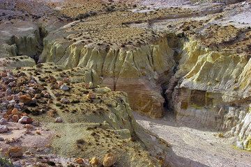 Cañones de erosión que conducen al mayor de los cráteres Polyvotis. (Photo: Tom Pfeiffer)