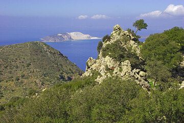 Siamo vicini alla cima della montagna. La vista si apre verso l'isola Yali con la sua cava di pomice. (c)