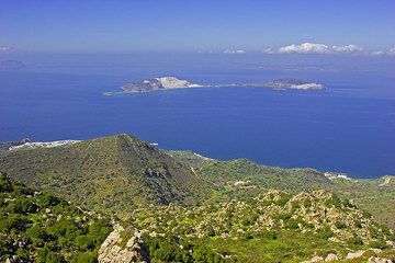 Vista desde lo alto de la isla. Islas Yali, Kos y Kalymnos al fondo. (c)