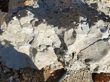 Remains of a volcanic rock? Or hydrothermally altered, sedimentary rock? (Photo: Tobias Schorr)