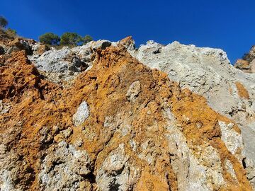 Hydrothermal verändertes Gestein und eine lokale Konzentration von Eisenerz. (Photo: Tobias Schorr)