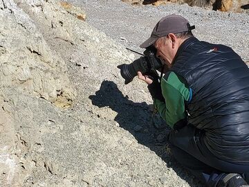 Tom Pfeiffer prend des photos en gros plan d'une fumerolle. (Photo: Tobias Schorr)