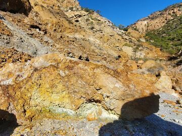 Copper salt in an altered rock. (Photo: Tobias Schorr)