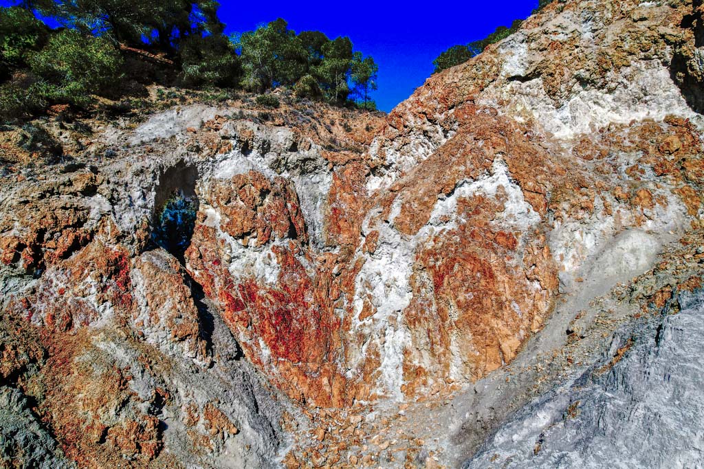 Hydrothermally altered rocks at Sousaki valley. (Photo: Tobias Schorr)