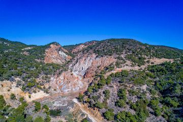 Un site géologique unique dans la vallée de Sousaki près d'Agios Theodoros en Grèce. Une chambre magmatique élevée a alterné des roches sédimentaires et créé des cheminées locales de dacite près de la ville de Loutraki.

Danger!
On rapporte actuellement qu'il y a des chiens dangereux qui errent dans la vallée de Sousaki et attaquent les gens ! (Photo: Tobias Schorr)