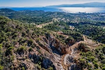 Aerial view over Sousaki valley and towards the Saronic gulf. (Photo: Tobias Schorr)