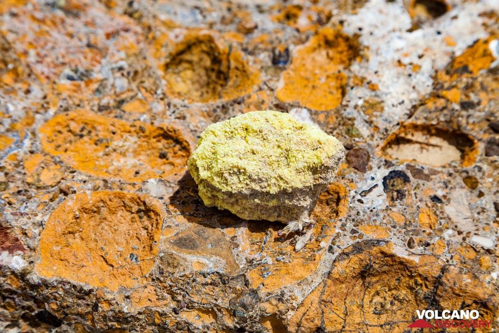 Sulphur from the fumaroles of Sousaki valley. (Photo: Tobias Schorr)