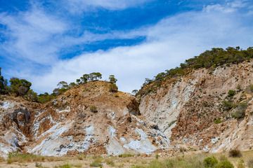 La partie la plus active de la vallée de Sousaki avec des fumerolles/mofetta actives. Il y a des gaz très dangereux, alors n’entrez pas dans les grottes ! (Photo: Tobias Schorr)