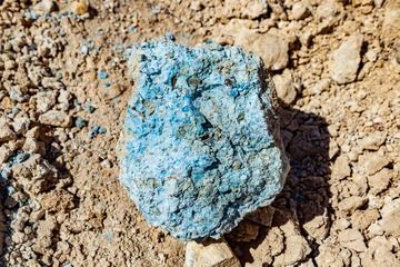 Die Gesteine des Sousaki-Tals enthalten geringe Mengen Sulfiderz wie Cuprit und Chalkopyrit und wurden durch die hydrothermale Aktivität in sekundäre Mineralien wie Chalkanthit umgewandelt. (Photo: Tobias Schorr)