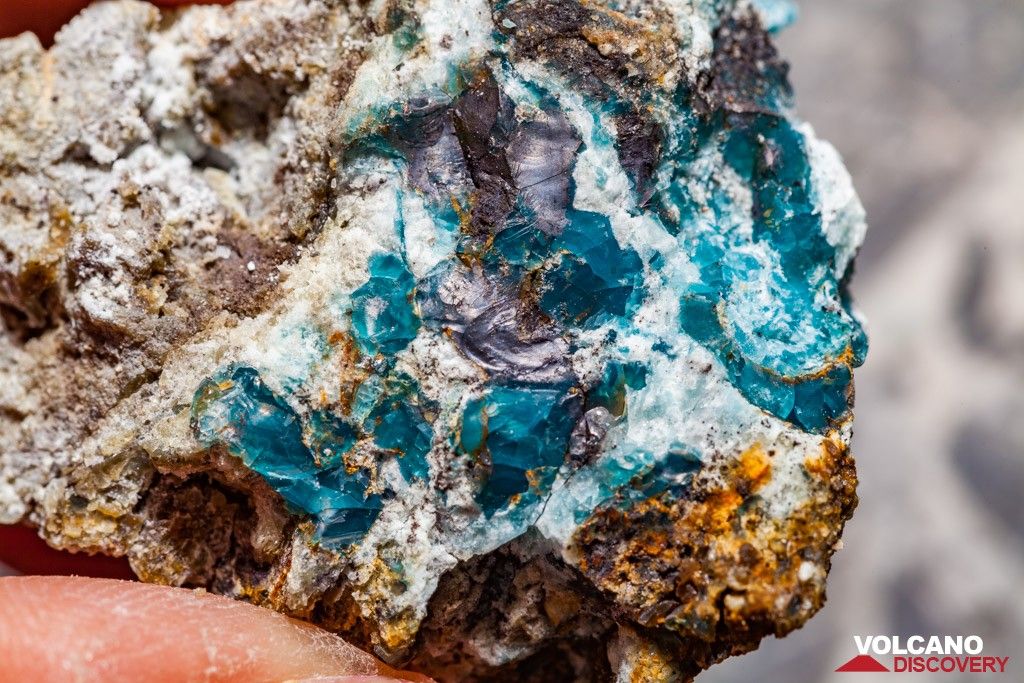 Chalkanthite with traces of the sulphide ore. (Photo: Tobias Schorr)
