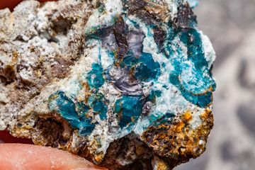 Chalkanthite with traces of the sulphide ore. (Photo: Tobias Schorr)