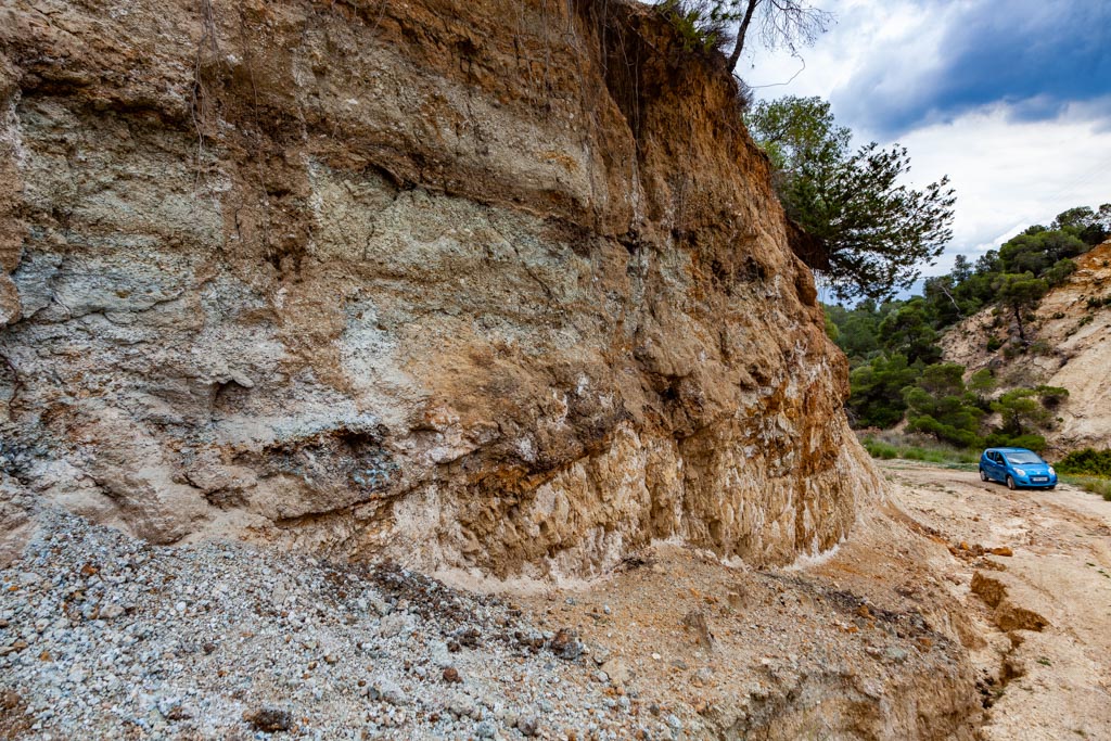 Sedimentary layers which contained cuper ore. The alteration created chalkantite (blue). (Photo: Tobias Schorr)