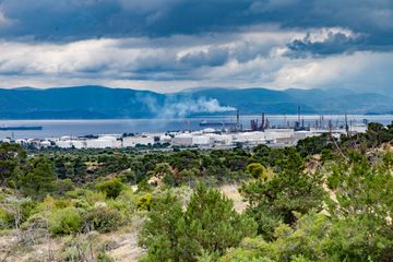 The ugly petrol refinery at Agios Theodoros. (Photo: Tobias Schorr)