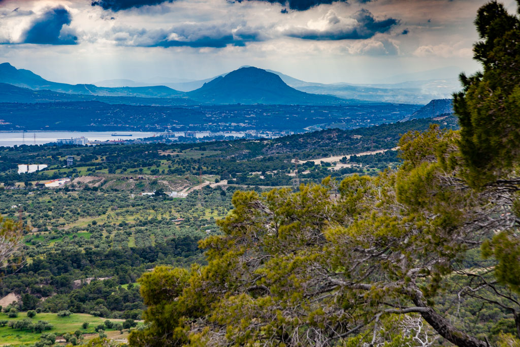 Vue vers l'immense montagne d'Akrokorinthos. (Photo: Tobias Schorr)