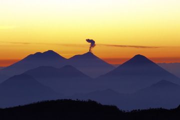 Levé du soleil vue du sommet du volcan Santa Maria avec un paysage panoramique représentant 7 Strato-Volcans du Guatemala(de gauche à droite & de l'arrière plan vers l'avant): l'ACATENANGO et le FUEGO, Le San PEDRO et le TOLIMAN et l'ATITLAN, le Santa CLARA et le PAKISIS. (Photo: Yashmin Chebli)