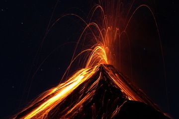 Explosion from Fuego volcano, Guatemala, at night (Photo: Yashmin Chebli)