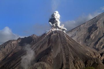 Eruption péléenne du dôme Caliente du volcan Santiaguito - Guatemala (Photo: Yashmin Chebli)