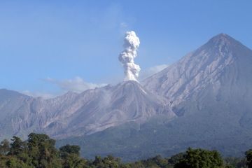 Eruption du Santiaguito au pied du flanc éventré (collapse de l'éruption du 24 octobre 1902) du volcan Santa Maria - Guatemala (Photo: Yashmin Chebli)