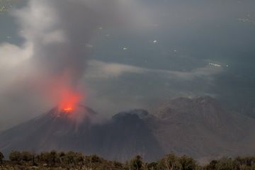 Vue du sommet du volcan Santa Maria surplombant le Santiaguito avec son dôme Caliente incandescent - Guatemala (Photo: Yashmin Chebli)
