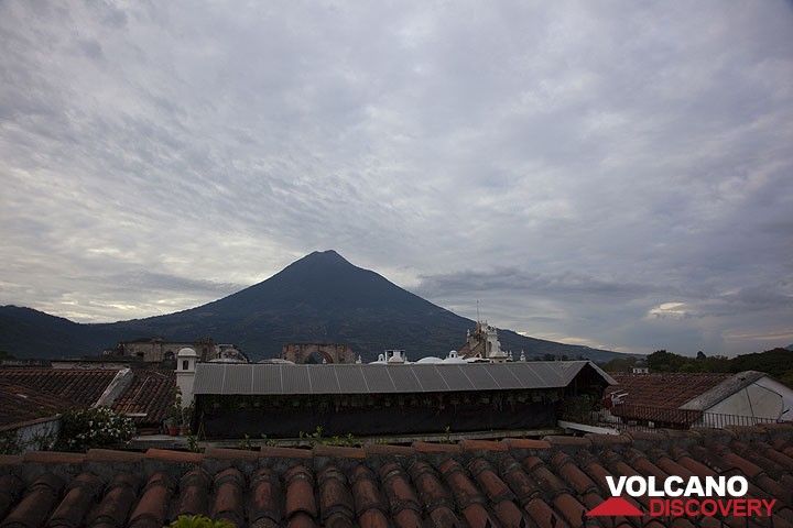 The roofs of Antigua and Agua volcano in the background (Photo: Tom Pfeiffer)