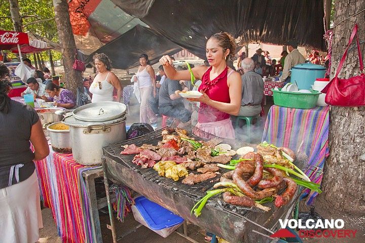 One of many street barbecue stalls you'll find everywhere in Guatemala (Photo: Tom Pfeiffer)