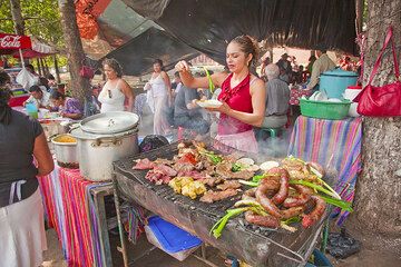 Einer der vielen Straßengrillstände, die Sie überall in Guatemala finden (Photo: Tom Pfeiffer)