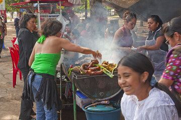 Gegrilltes ist eine sehr beliebte Wahl zum Mittagessen in Guatemala. (Photo: Tom Pfeiffer)