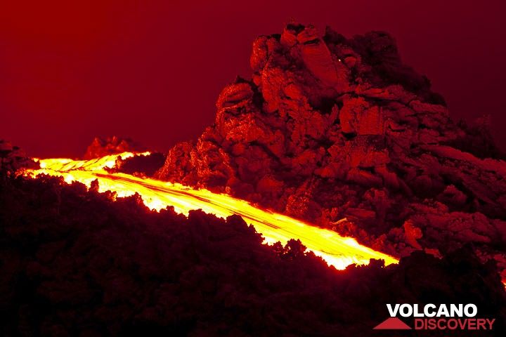 Night-time lava flow at Pacaya volcano (Photo: Tom Pfeiffer)